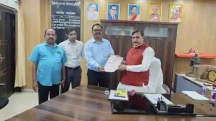 झांसी: कोछाभांवर में 7 एकड़ में बनेगा नया बस अड्डा, झांसी नगर निगम के महापौर ने रोडवेज के क्षेत्रीय प्रबंधक को सौंपा सहमति पत्र