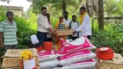 सारठ: डॉ. प्रमोद कुमार ने सारठ पशु अस्पताल में 10 लाभुकों को 5000 ब्रायलर कुकुट चूज़े, अनाज व दवाइयाँ बांटी