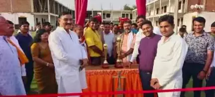 किरावली: फतेहपुर सीकरी में क्रिकेट टूर्नामेंट का शुभारंभ भाजपा जिलाध्यक्ष प्रशांत पोनिया ने किया