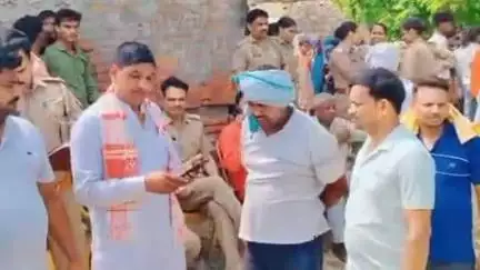 मुहम्मदाबाद गोहना: वलीदपुर नगर पंचायत के मोहल्ला भीरा पतलोईया पूरा में जमीन विवाद में यादव व दलित समाज आमने-सामने