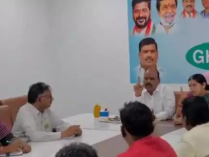 పటాన్​​చెరు: రామచంద్రపురం  కార్పొరేటర్  కార్యాలయంలో  జిహెచ్ఎంసి ఇంజనీరింగ్  అధికారులతో సమావేశం : కార్పొరేటర్ పుష్ప నగేష్