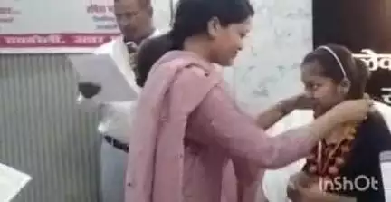 बचत भवन सभागार में डीएम ने 10वीं और 12वीं कक्षा के मेधावियों को सम्मानित किया, टैबलेट और चेक वितरित किए