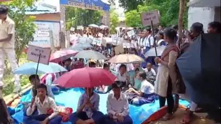 বিনপুর ১: শিক্ষকের দাবিতে বিনপুর ১ ব্লকের লালগড় থানার নেতাই হাইস্কুলের গেটে তালা ঝুলিয়ে বিক্ষোভ পড়ুয়াদের