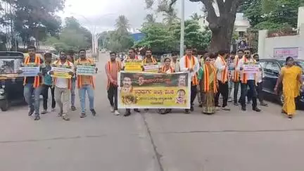 ಚಿತ್ರದುರ್ಗ: ಶೌಚಾಲಯ ಸ್ವಚ್ಚತೆ ಮಾಡುವ ಮೂಲಕ ನಗರದಲ್ಲಿ ಕರುನಾಡ ವಿಜಯ ಸೇನೆ ವಿನೂತನ ಪ್ರತಿಭಟನೆ #localissue