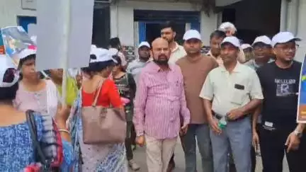 ইংরেজবাজার: আন্তর্জাতিক শিশু শ্রম বিরোধী দিবস উপলক্ষে নেতাজি মোর এলাকায় চেয়ারম্যানের হাতে তুলে দেওয়া হল ১০০ টির বেশি গাছ