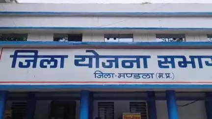 मंडला: ग्राम बंटवार-बोडा छपरी तक पक्की सड़क निर्माण कराने की मांग को लेकर ग्रामीणों ने DM को दिया आवेदन #jansamasya
