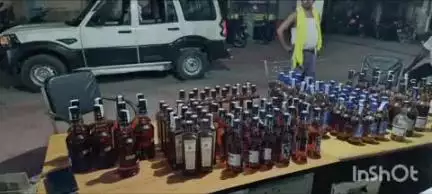 घोसी: परावान गांव से घोसी पुलिस ने 128 बोतल अंग्रेजी शराब बरामद की, दो धंधेबाज गिरफ्तार