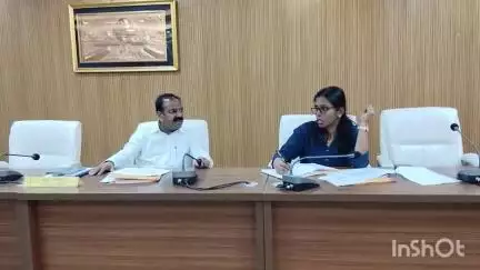 सासाराम: सासाराम के डीआरडीए सभागार में रोहतास एडीएम ने कर्मचारियों के साथ की बैठक