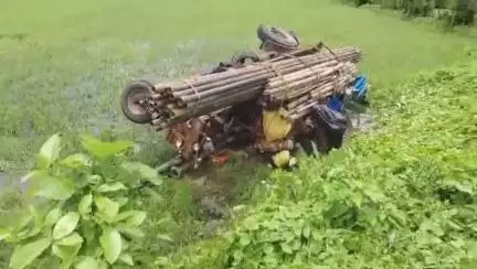 মথুরাপুর ২: টোটো গাড়িকে সাইট দিতে গিয়ে নিয়ন্ত্রণ হারিয়ে রাস্তার পাশে  নয়নজলিতে উল্টে গেল একটি পাইপ বোঝাই ইঞ্জিন ভ্যান