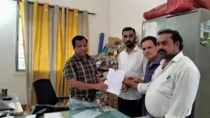 राळेगाव: स्मार्ट प्रीपेड मीटर ला राष्ट्रवादी शरद पवार गटाचा विरोध कार्यवाही थांबविण्यासाठी वडकी वीज महावितरण अभियंत्याला निवेदन