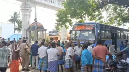 கண்டச்சிபுரம்: பில்ராம்பட்டு கிராமத்தில் இரண்டு நாட்களாக மின்சாரம் வழங்காத மின் வாரியத்தை கண்டித்து பொதுமக்கள் சாலை மறியல்