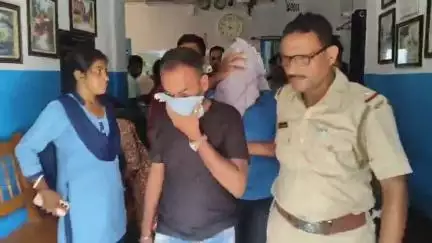 হাবড়া ২: অশোকনগরে একটি হোটেলে মধুচক্র চালানোর অভিযোগে দুই মহিলা সহ গ্রেপ্তার 6