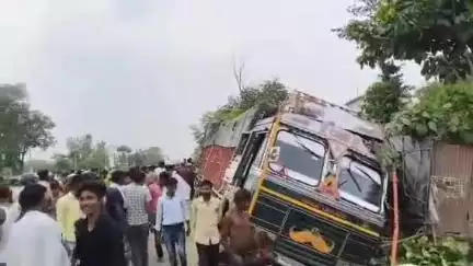 सीतापुर: खगसिया में ट्रक का टायर फटने से हुआ दर्दनाक सड़क हादसा, एक व्यक्ति की मौत, दो लोग घायल