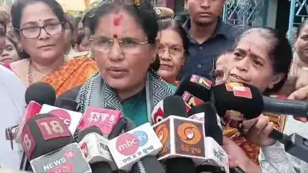 ସମ୍ବଲପୁର ମ୍ୟୁନିସିପାଲଟି: ଏସଆରଆଇଟି କଲୋନୀ  ଠାରେ ଆୟୁଷ୍ମାନ ବୟୋ ବନ୍ଦନା କାର୍ଡ ବଣ୍ଟନ  କରି ପ୍ରତିକ୍ରିୟା ରଖିଲେ ଉପ ମୁଖ୍ୟମନ୍ତ୍ରୀ ପ୍ରଭାତୀ ପରିଡ଼ା