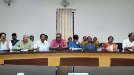 ದಾಂಡೇಲಿ: ಕಾರ್ಮಿಕ ಕಾನೂನುಗಳಲ್ಲಿ ಮಾಲೀಕರ ಪರವಾದ ತಿದ್ದುಪಡಿ ವಿರೋಧಿಸಿ  ಸಹಿ ಸಂಗ್ರಹ ಚಳುವಳಿ, ಸಿಐಟಿಯು ರಾಜ್ಯ ಪ್ರ.ಕಾರ್ಯದರ್ಶಿ ಮೀನಾಕ್ಷಿ ಸುಂದರಂ