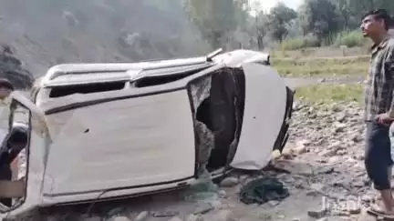 सोलन: गम्बरपुल में सड़क हादसा, ममलीग सड़क मार्ग पर देवथल मंदिर के समीप कार खड्ड में गिरी, 2 लोग घायल