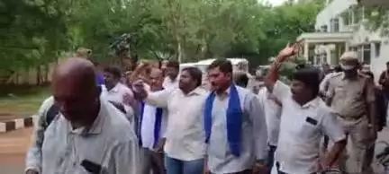 అనంతపురం నగరంలో రాష్ట్ర మహిళా కమిషన్ చైర్మన్ అడ్డుకున్న దళిత సంఘాల నాయకులు