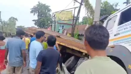 কালচিনি: নিমতী এলাকার জাতীয় সড়কে ফের সড়ক দুর্ঘটনা, গাড়ির নিচে চাপা পড়েছে স্কুটি, প্রাণে বেঁচে গেল স্কুটি চালক