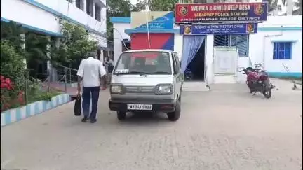 নবদ্বীপ: তিনটি পৃথক মামলায় গ্রেফতারি পরোয়ানা থাকা ৩ অভিযুক্তকে মহেশগঞ্জ সহ ৩টি জায়গা থেকে গ্রেপ্তার করে আদালতে পেশ করল পুলিশ