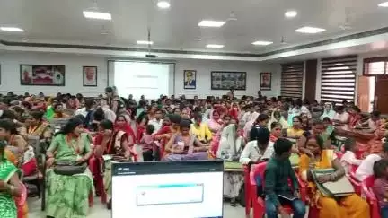 लखीमपुर: लखीमपुर कलेक्ट्रेट स्थित अटल सभागार में समूह सखियों को मिला एक दिवसीय आपदा प्रबंधन प्रशिक्षण