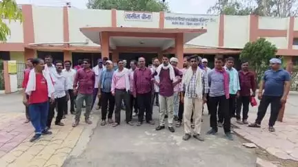 बीना: बीना रिफाइनरी के मजदूर कर्मचारियों ने तहसील प्रांगण में किया प्रदर्शन, जमकर की नारेबाजी