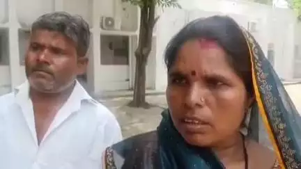 ललितपुर: बेटना निवासी महिला ने कोटेदार पर लगाए आरोप, जिला अधिकारी को दिया प्रार्थना पत्र