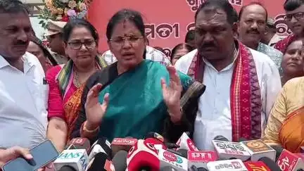ସମ୍ବଲପୁର ମ୍ୟୁନିସିପାଲଟି: ସମଲେଶ୍ଵରୀ ମନ୍ଦିର ଠାରେ ବିକାଶ ବାହନର ଶୁଭାରମ୍ଭ କଲେ ଉପ ମୁଖ୍ୟମନ୍ତ୍ରୀ ପ୍ରଭାତୀ ପରିଡ଼ା ଓ ରଖିଲେ ପ୍ରତିକ୍ରିୟା