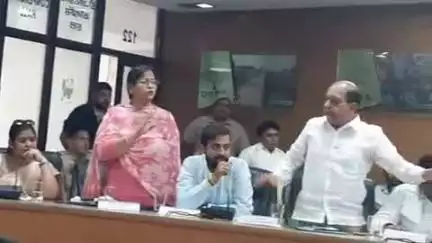 रोहतक: जिला विकास भवन में पार्षदों ने नगर निगम कर्मचारियों पर रिश्वत लेने का लगाया आरोप