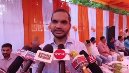 ସଦର: କଳାହାଣ୍ଡି ଜିଲ୍ଲାରେ 13 ଟି ବିକାଶ ବାହନ ଶୁଭାରମ୍ଭ ନେଇ କଳାହାଣ୍ଡି ରେ ଜିଲ୍ଲାପାଳଙ୍କ ପ୍ରତିକ୍ରିୟା