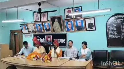 अल्मोड़ा: राज्य मंत्री भगवत प्रसाद मकवाना ने अल्मोड़ा नगर निगम सभागार में समीक्षा बैठक ली, समस्याओं के निराकरण के लिए दिए निर्देश