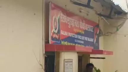 बालाघाट: ट्रेन रोकने के आरोप में आप कार्यकर्ता हिरासत में, रेलवे सुरक्षा बल चौकी, बालाघाट पुलिस की कार्रवाई