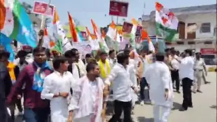 बक्सर: बिहार में बढ़ते अपराध के विरोध में युवा कांग्रेस का बक्सर में प्रदर्शन, डीएम ऑफिस के घेराव से पहले गिरफ्तारी