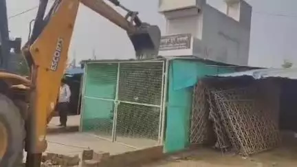 सीतापुर: कैंची पुल के पास अवैध अतिक्रमण पर तहसील प्रशासन का बुलडोजर चला, भूमि को कराया गया कब्जा मुक्त