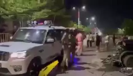 पटना में गाड़ी चेकिंग के दौरान एक स्कॉर्पियो सवार ने भागने की कोशिश की । इस कोशिश में कई पुलिसकर्मियो को कुचला । एक महिल