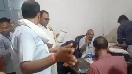 बांसडीह: CHC बांसडीह के चिकित्सा अधीक्षक डॉ. वेन्कटेश मौआर को 20 हजार रुपये की घुस लेते विजीलेंस ने रंगे हाथों गिरफ्तार किया