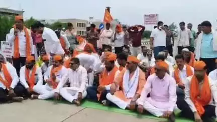 हिंगोली: बासंबा पाटीवर हैदराबाद अकोला राष्ट्रीय महामार्गावर उबाठाचे रास्तारोको आंदोलन