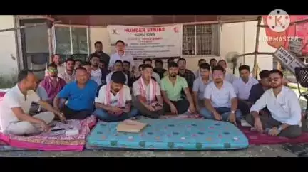 মাৰ্ঘেৰিটা: সংযুক্ত ভাৰতীয় মজদুৰ সংঘৰ উদ্যোগত ডিগবৈত শ্ৰমিকৰ অনশন কাৰ্যসূচী