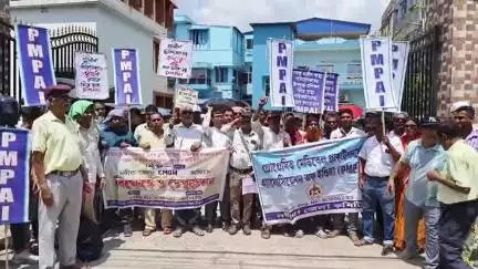 কৃষ্ণনগর ১: বিভিন্ন দাবিতে কৃষ্ণনগরে জেলা মুখ্য স্বাস্থ্য আধিকারিকের দপ্তরেরসামনে অবস্থান বিক্ষোভ ও ডেপুটেশন PMPAI সংগঠনের পক্ষ থেকে