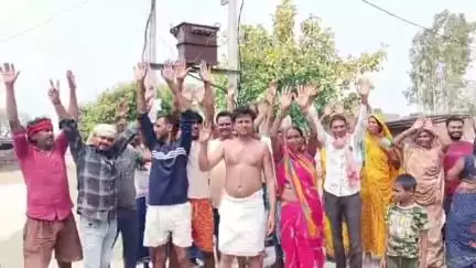 मधुबन: दुबारी के रविदास पुरवा में 15 दिन में लगा 3 बार विद्युत ट्रांसफार्मर जला, ओवरलोड की समस्या का नहीं हो रहा समा#jansamsya