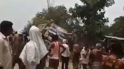 सीतापुर: खगसिया मऊ के पास अचानक ट्रक का टायर फटने से तेज रफ्तार ट्रक पान की दुकान पर पलटा, एक की मौत और दो घायल