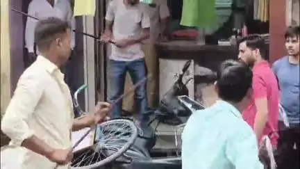 कासगंज: नदरई गेट इलाके में बीच बाजार में व्यापारी से की गई मारपीट, घटना का वीडियो सोशल मीडिया पर हुआ वायरल