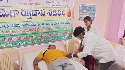 రాయదుర్గం: పట్టణంలోని సమైక్యాంధ్ర భవనంలో నిర్వహించిన మెగా రక్తదాన శిబిరంలో స్వచ్ఛంద రక్తదానం చేసిన యువతీ యువకులు