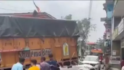 जोगिंदर नगर: एनएच-154 के जोगिंदरनगर के पठानकोट चौक पर मालवाहक ट्रक खराब होने से लगा लंबा जाम