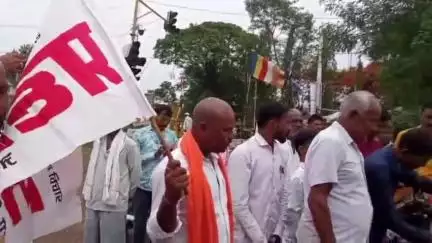 परभणी: अन्नत्याग आंदोलनाची दखल न घेतल्याने, राज्य शासनाच्या निषेधार्थ, उपोषण मैदान परभणी येथे शेतकरी व प्रहारचे मुंडन आंदोलन