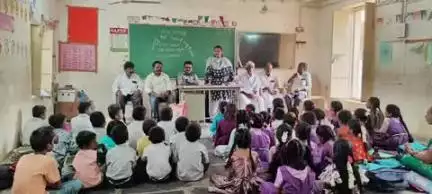 ఉరవకొండ: వజ్రకరూరు లోని ప్రాథమిక పాఠశాలలో విద్యార్థి మిత్ర కిట్లు పంపిణీ చేసిన సర్పంచ్ మోనాలిసా