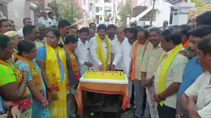 గిద్దలూరు: గిద్దలూరు టిడిపి కార్యాలయం వద్ద కూటమి పరిపాలన ఏడాది పూర్తి చేసుకున్న సందర్భంగా సంబరాలు చేసుకున్న కార్యకర్తలు