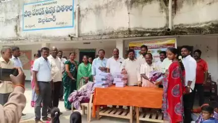 వెల్గటూరు: ప్రభుత్వ పాఠశాలలో విద్యార్థులకు స్కూల్ యూనిఫామ్స్, పాఠ్యపుస్తకాల పంపిణీ