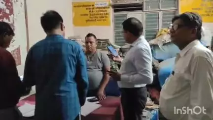 उरई: उरई में पब्लिक एप की खबर का असर विद्युत विभाग पर डीएम ने की चेकिंग शिकायत रजिस्टर जताई नाराजगी#Jansamasya