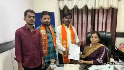 भद्रावती: पावसाळ्यापुर्वी शहरातील नाल्यांची सफाई करा.
शिवसेनेचे नगर परिषद कार्यालयात निवेदन.