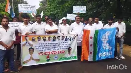 ନୟାଗଡ ସଦର: ପ୍ରଦେଶ କଂଗ୍ରେସ ଓ ଛାତ୍ର କଂଗ୍ରେସ ପକ୍ଷରୁମହା ମହିମ ରାଜ୍ୟ ପାଳ ଙ୍କ ଉଦେଶ୍ୟ ରେ ପରିବହନ ଅଧିକାରୀଙ୍କୁକାର୍ଯ୍ୟାଳୟ ରେ ସ୍ମାରକ ପତ୍ର ପ୍ରଦାନ